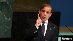 د پاکستان وزيراعظم شهباز شريف د اپرېل پر څلورمه د پارلېمان ګډې غونډې ته په وينا کې د سپريم کورټ د درې کسيزې جرګګۍ پرېکړه وغندله ــ انځور له ارشيفه