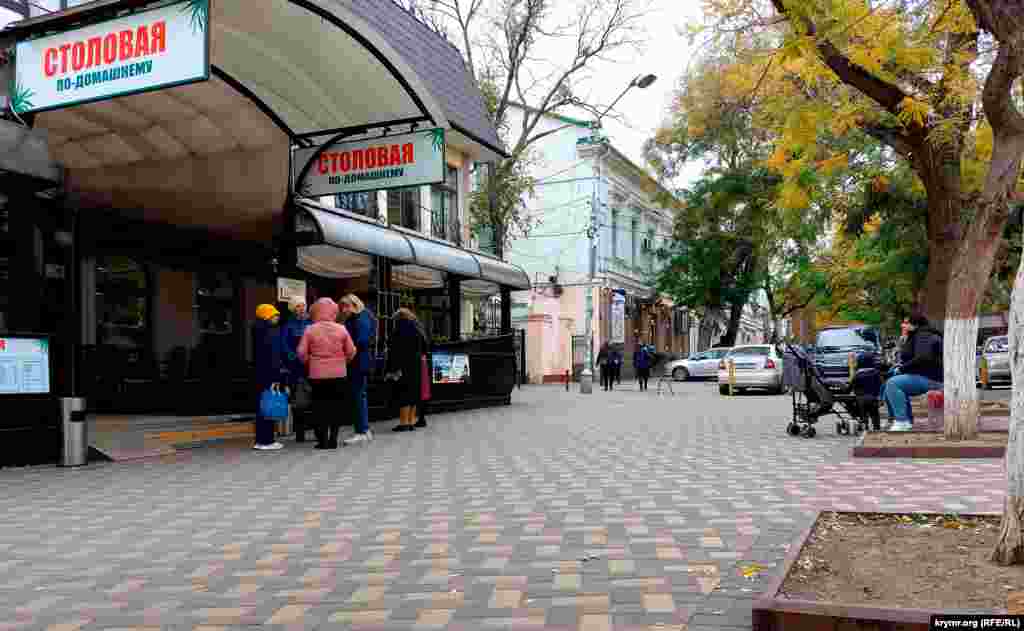 Сейчас на улицах Крымских городов среди прохожих больше женщин, чем мужчин. И Феодосия – не исключение. Как рассказывают крымчане, многие мужчины призывного возраста перестали выходить на улицу, опасаясь повесток на фронт