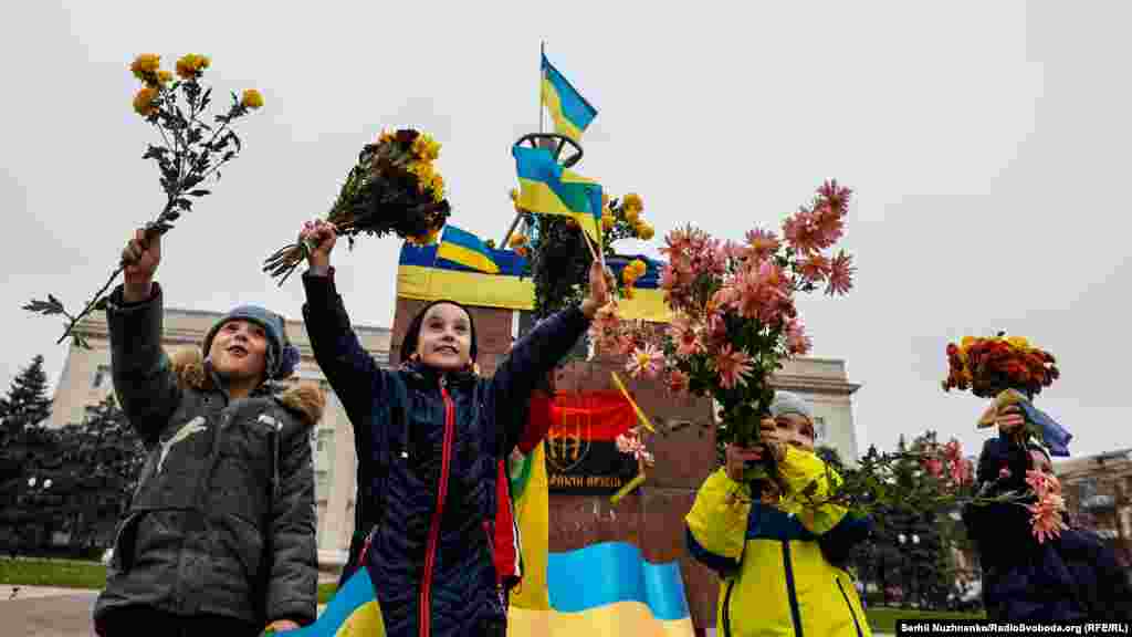 Херсон, 13 ноября 2022 года: улыбки и цветы, а также цвета Украины – сине-желтый и красно-черный