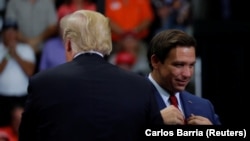 Ron DeSantis tokom kampanje u oktobru 2018. godine sa tadašnjim predsjednikom Donaldom Trumpom