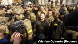 Украина президенті Владимир Зеленский Херсон қаласында. 14 қараша 2022 жыл.