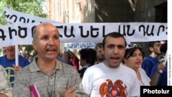 Ցուցարարները Կառավարության նիստերի դահլիճի մուտքի մոտ: 9-ը հունիսի, 2010թ.