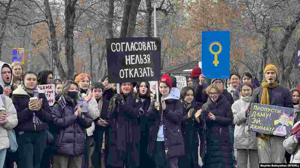 Жиналғандар 8 наурызда әйелдер шеруін өткізуге рұқсат беруді талап етті. 