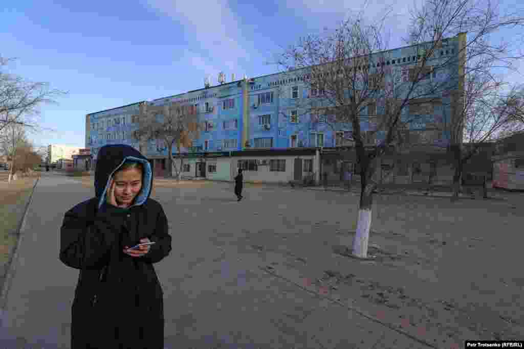 Накануне десятилетия со дня Жанаозенских событий город выглядит очень безлюдно. С одной стороны, это можно объяснить усилением полицейских мер накануне 16 декабря, с другой — скверной погодой. В декабре в Жанаозене дуют сильные ветры и поднимаются песчаные бури