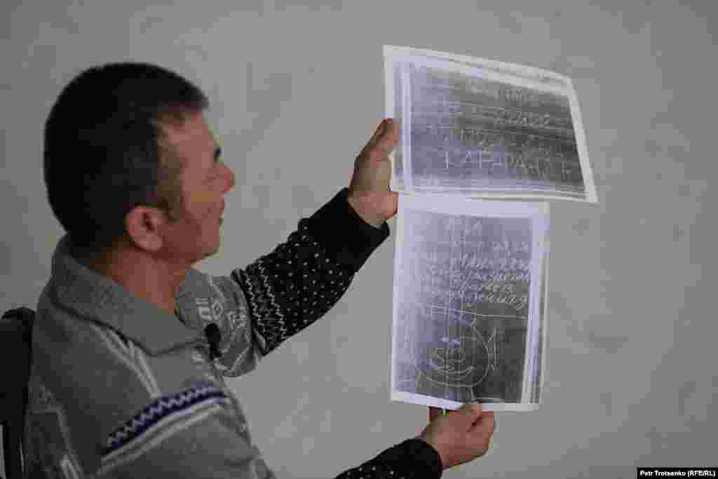 Калмурат Султанбаев показывает копии фотографий с нецензурными надписями, которые появились на стене городской школы № 7 в декабре 2011 года. По мнению Калмурата, эти надписи сделали силовики, которых привезли в город для подавления волнений. — «Дети, здесь был дядя Баур с Майкудука, который раз****л ваших братьев, отцов, дядей и т. д., — читает мужчина надпись с листочка. — Фотографию сделали на стене нашей седьмой школы, это ужасно