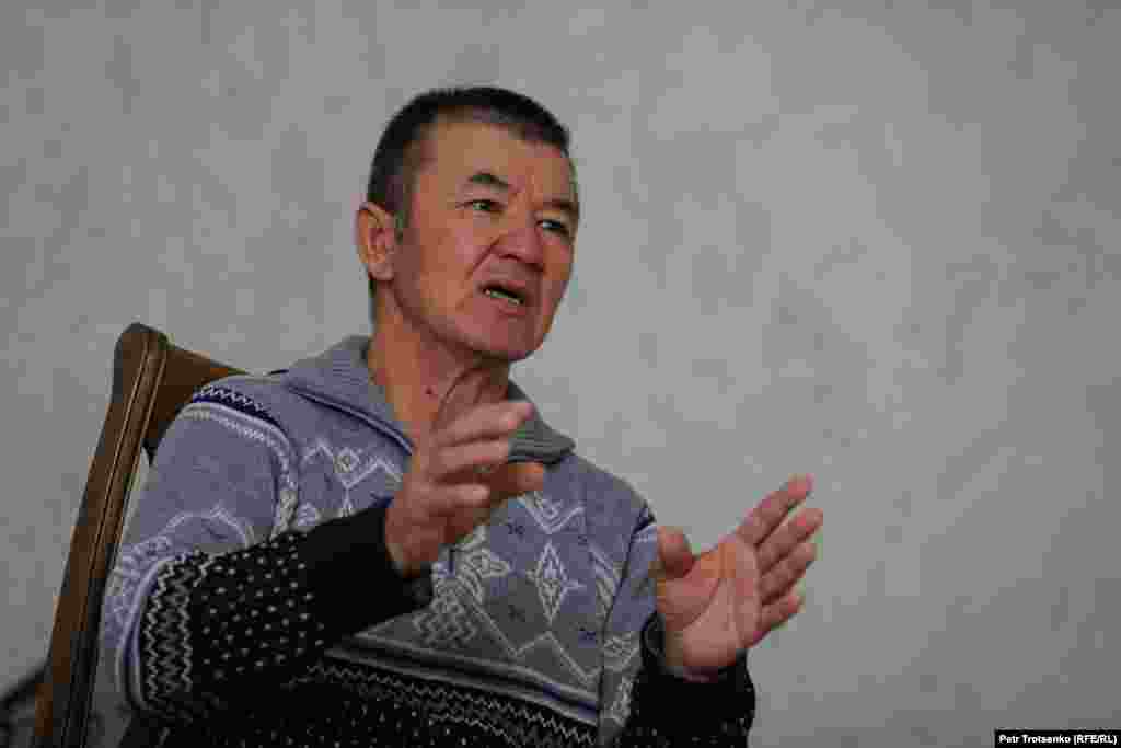 Участник событий 2011 года Калмурат Султанбаев был одним из тех, кто пытался донести до властей позицию рабочих. 16 декабря 2011 года он вместе с другими нефтяниками вышел на городскую площадь. — Я слышал треск автоматной очереди, кареты скорой помощи не успевали увозить людей с площади, они были забиты под завязку. Вокруг всё было в крови — хаос. Люди бежали в разные стороны, — говорит он. Калмурат рассказывает, что каждый год 16 декабря возле его дома дежурят какие-то люди, которых сам он называет каэнбэшниками