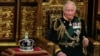 Čarls III pored krune kraljice Elizabete u Londonu
