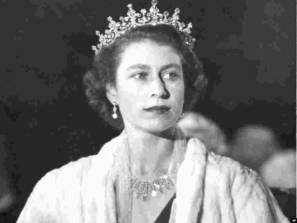 Елизавета 1951 елда, инде патшабикә вазифасында