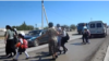 Школьники вместе с родителями переходят трассу Алматы — Шымкент, на которой проводится ремонт. Шымкент, 16 апреля 2016 года.