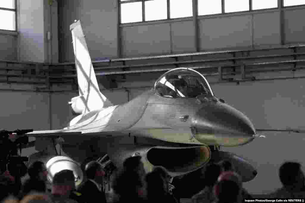 Avion F-16 holandskog vazduhoplovstva prikazan je medijima na inauguraciji centra. Olongren je rekla da se centar za obuku nada da će primiti ukrajinske pilote i posadu što je pre moguće.