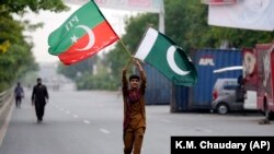 د عمران خان یو پلوی د پاکستان او تحریک انصاف ګوند د بیرغونو د لېږد پر مهال