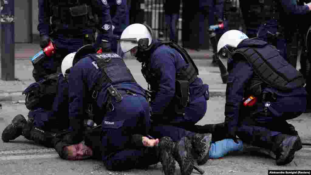 Policija je nasilno privela muškarca tokom protesta. Nakon ruske invazije na Ukrajinu u februaru 2022., Brisel je ukinuo carine za sve ukrajinske proizvode pri uvozu u EU. Mjere su spas za ukrajinske poljoprivrednike pogođene ratom, ali su dovele do toga da su proizvođači hrane unutar Unije bili primorani da se takmiče s ukrajinskim poljoprivrednicima koji ne podliježu istim propisima. 