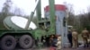 Рабочие извлекают боеголовку советской ядерной ракеты СС-19 из шахты на военной базе возле украинского города Хмельницкий, готовя её к отправке в Россию, апрель 1995 года