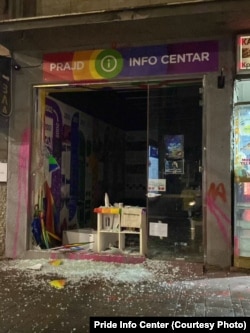 Staklo polomljenog izloga Prajd Info Centra, 7. januara 2024.