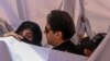 عمران خان او د هغه ښځه بشرا بي بي د مې پر ۱۵مه د لاهور های کورټ ودانۍ ته د داخلېدو پر مهال.