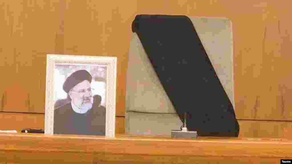 د نسکورې شوې هیلیکوپټرې پېښه کې د وژل شوي ایراني ولسمشر ابراهیم رییسی انځور. دغه انځور د ایران د نننۍ کابینې په غونډه کې د رییسي د ناستې ځای کې ایښودل شوی دی. 