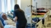Një punonjëse shëndetësore duke u përkujdesur për një pacient në Klinikën e Hematologjisë në QKUK. Fotografi ilustruese nga arkivi.