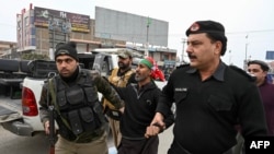 د اعتراض کوونکو د نیولو يوه څنډه