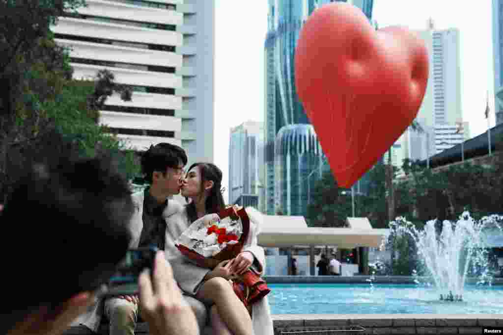 Posetioci poziraju za sliku sa ogromnim srcem na napuhavanje pod nazivom "Chubby Hearts", instalacijom dizajnerke Anye Hindmarch, na Dan zaljubljenih u Hong Kongu, Kina, 14. februara 2024. 