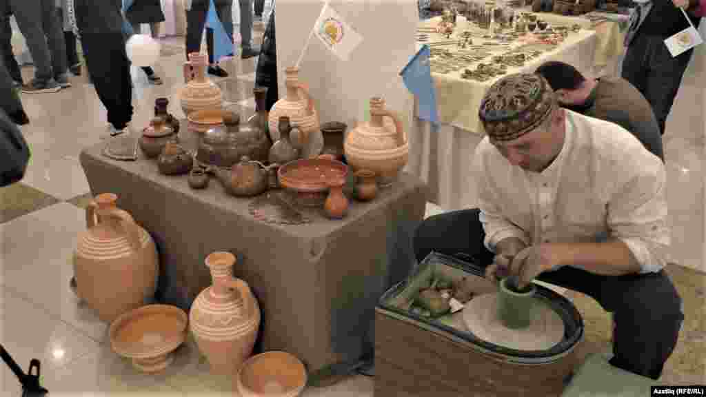 Балчыктан милли савыт-саба ясаучы чүлмәкче Эльдар Гусенов 
