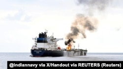 Судно горить у Червоному морі, фото ілюстративне