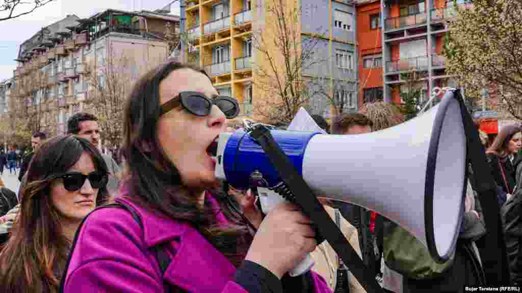 Demonstranti su marširali na trgu &quot;Zahir Pajaziti&quot; u kosovskoj prestonici držeći transparente sa porukama &quot;Bezbednost za žene&quot;, &quot;Dole patrijarhat&quot;, &quot;Žene, revolt&quot; i &quot;Pravda za žene&quot;.