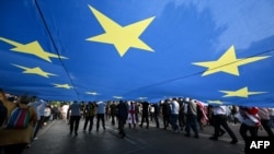 Ljudi nose zastavu Evropske unije tokom skupa podrške članstvu Gruzije u EU, u Tbilisiju 3. jula 2022. (Ilustrativna fotografija)