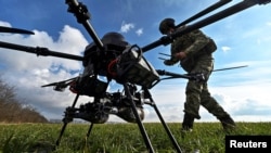 Український військовослужбовець перевіряє зв'язок із БПЛА перед польотом поблизу лінії фронту. Запорізька область, 2 лютого 2024 року