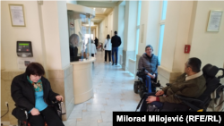 Osobe sa invaliditetom protestuju u Gradskoj upravi Banjaluka.
