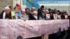 Қанды Қаңтар оқиғасында қаза тапқандарды еске алуға жиналған адамдар. Алматы, 5 қаңтар, 2024 жыл.