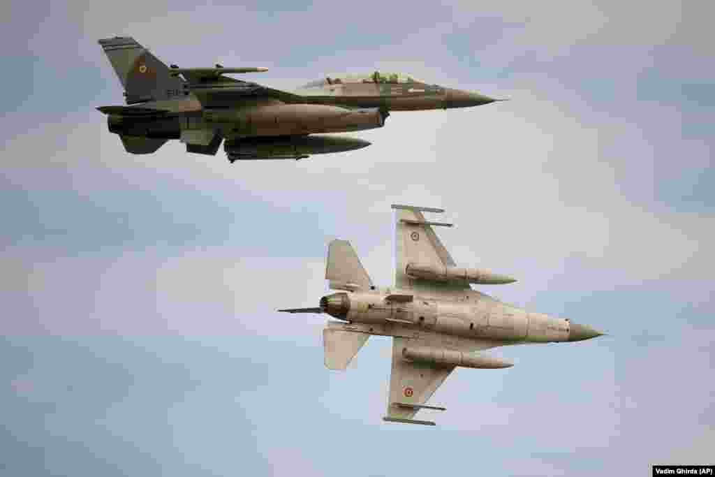 Vojni avioni F-16 rumunskog vazduhoplovstva lete iznad poligona za obuku na F-16 u vojnoj Bazi 86, blizu mesta Fetešti u Rumuniji, 13. novembra. Objekat na jugoistoku Rumunije ima za cilj da poveća interoperabilnost među saveznicima u NATO-u i bolje pozicionira vojnu alijansu za "suočavanje sa složenim izazovima" u istočnoj Evropi i crnomorskom regionu, saopštilo je rumunsko ministarstvo odbrane.