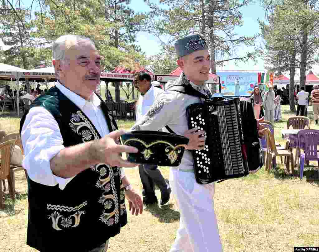 Сабантуйда бүләк җыю йоласы бар, әмма колгага сөлге бәйләмиләр, түбәтәйгә акча салына. Искешәһәр татар үзәгендәге эшләрне алып баручы Вахит Ирдән түбәтәте акча кассасына әйләнә. 