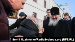 Віряни і митрополит УПЦ (МП) Павло (Петро Лебідь) на території Києво-Печерської лаври, Київ, 30 березня 2023 року