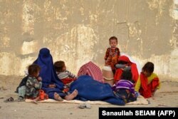 Afganistanske izbjeglice odmaraju se po dolasku iz Pakistana u centar za registraciju blizu afganistansko-pakistanske granice u okrugu Spin Boldak u južnoj provinciji Kandahar 6. novembra.
