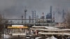 Дим над нафтопереробним заводом «Роснефти» у Рязанській області, де сталася пожежа після удару безпілотника, 13 березня 2024 року
