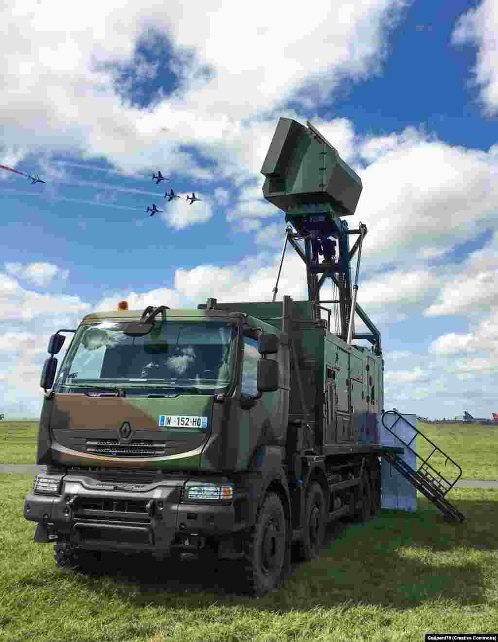 Radarski sistem Thales Ground Master 200 montiran na kamion u zračnoj bazi Évreux-Fauville u Francuskoj u februaru 2020. Kao još jedan znak da se Erevan udaljava od Moskve je to da je vojska te zemlje - koja se istorijski oslanjala na vojni hardver sovjetske i ruske proizvodnje - u oktobru 2023. godine nabavila tri radarska sistema Thales Ground Master 200 francuske proizvodnje. Predsjednik Azerbejdžana Ilham Alijev zbog toga je upozorio da će Francuska biti "odgovorna" za svaki novi sukob, kao i da Indija prodajom oružja Armeniji stvara "okruženje koje podstiče neprijateljstvo i nepovjerenje".
