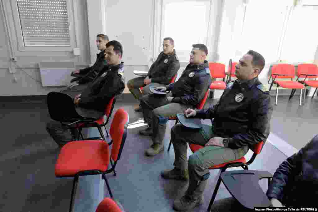 Piloti rumunskih vazduhoplovnih snaga u prostoriji za obuku. Sedam pilota počelo je obuku u centru 13. novembra. Olongren je rekla da evropski saveznici moraju da nastave da podržavaju Ukrajinu i da si ne mogu "priuštiti nikakav zamor" u vezi s ratom. "Moramo povećati naše napore, moramo da nastavimo našu podršku Ukrajini na svaki mogući način", rekla je ona.