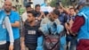 Colegii jurnalistului Mohammed Soboh, ucis în Gaza, pe 10 octombrie, îi cară vesta pătată de sânge.