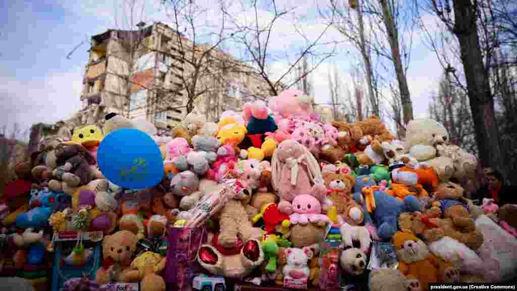 Русия дроны һөҗүменнән соң Одессада 12 кеше һәлак булды, шуның бишесе - балалар. Алар истәлегенә кешеләр уенчыклар алып килде, 6 март