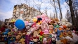 Русия дроны һөҗүменнән соң Одессада 12 кеше һәлак булды, шуның бишесе - балалар. Алар истәлегенә кешеләр уенчыклар алып килде, 6 март