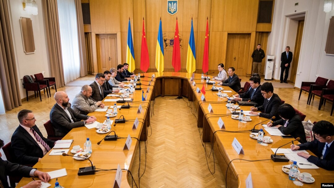 Delegația ucraineană condusă de ministrul de externe Dmitri Kuleba (în stânga) s-a întâlnit cu reprezentantul Chinei pentru politici euro-asiatice.