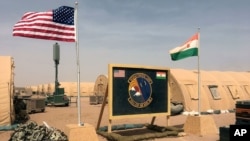 Zastave Sjedinjenih Država i Nigera podignute su jedna pored druge u vojnoj bazi u Agadezu, Niger, 16. aprila 2018.
