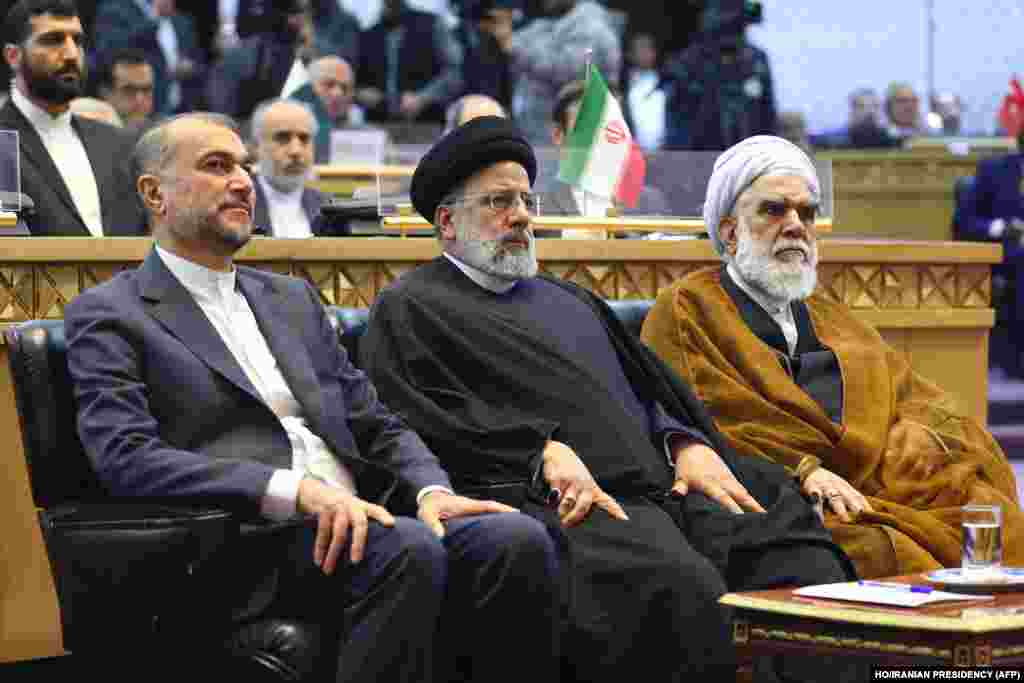 د عکس منځ کې د ایران مړ شوی ولسمشر ابراهیم رییسی او چپ لور ته د دې هېواد د بهرنیو چارو وزیر حسین امیر عبداللهیان چې د هیلیکوپټرې په پېښه کې له هغه سره یوځای مړ شوی دی. دغه هیلیکوپټره چې د ایران ولسمشر ابراهیم رییسي، د بهرنیو چارو وزیر حسین امیر عبداللهیان او نور حکومتي چارواکي یې لېږدول، پرون د خرابې هوا له کبله د ایران په شمال لوېدیځ کې نسکوره شوه. 