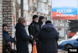 Люди на остановке в оккупированном Мелитополе, февраль 2023 года