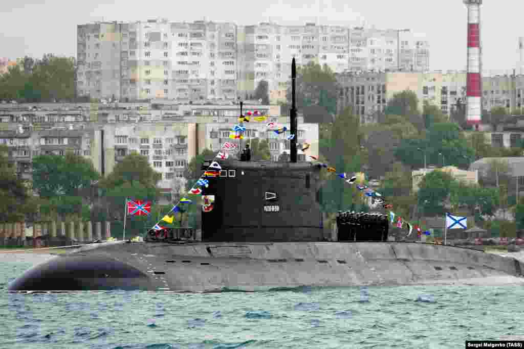 Дизель-электрическая подводная лодка «Ростов-на-Дону» видна у берегов Севастополя в мае 2020 г. Дизель-электрическая подводная лодка «Ростов-на-Дону», спущенная на воду в 2014 году, также была поражена в ходе удара по Севастопольской военно-морской базе в сентябре 2023 года. Подлодка получила серьезные повреждения и будет либо выведена на ремонт на длительный срок, либо утилизирована. В декабре 2015 года была сделана видеозапись, на которой видно, как подлодка выпустила шквал крылатых ракет «Калибр» по объектам «Исламского государства» в Сирии.
