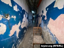 Коридор та двері камер в підвалі Херсонського управління поліції, де, як встановили силовики, під час російської окупації катували місцевих жителів