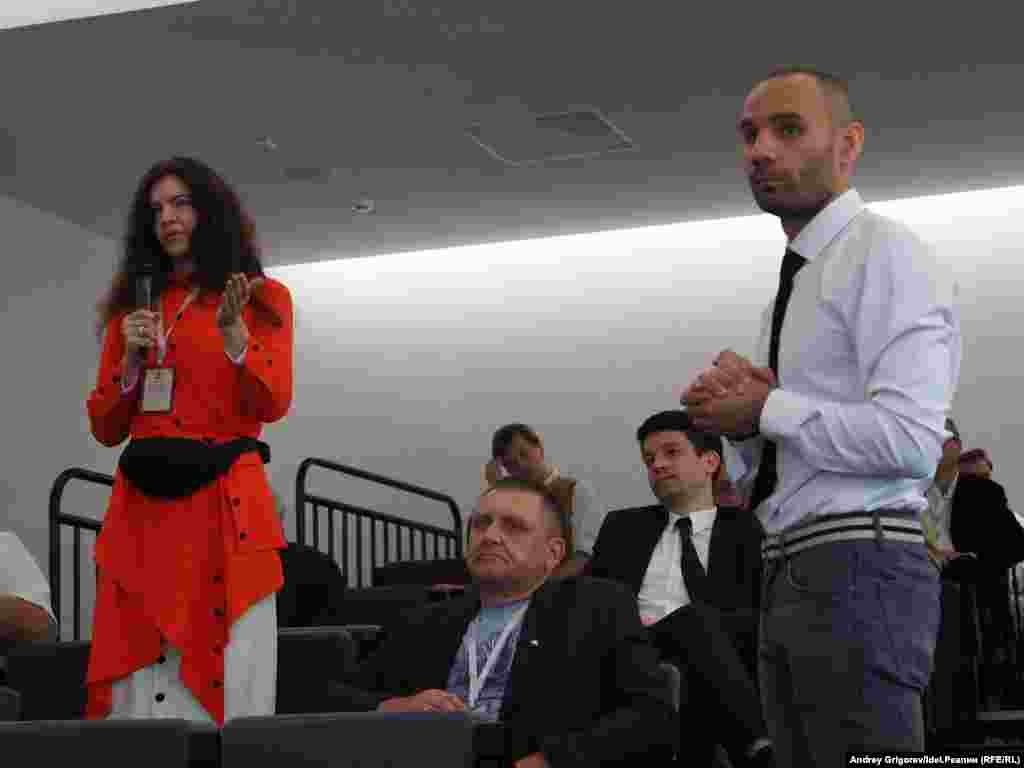 В центре: Станислав Суслов, представитель "Комитета Свободной Сибири". Справа: организатор форума Олег Магалецкий
