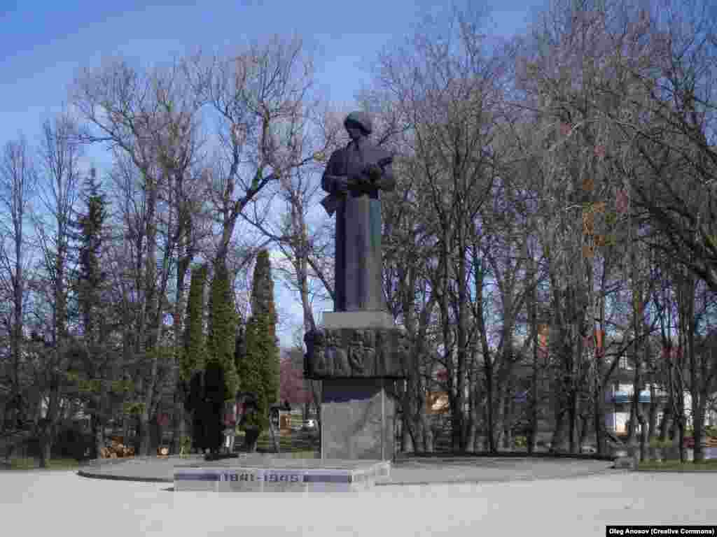 Монумент на Освободителите на Резекне в Източна Латвия. Статуята на "Альоша" беше демонтирана през ноември 2022 г. Снимката е от 2011 г.
