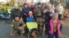 Жителі села Киселівка Херсонської області, яке торік 9 місяців пробуло в російській окупації, зустрічають українських солдатів. 10 листопада 2022 року