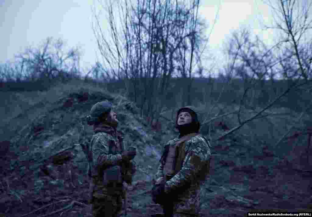 Украин хәрбиләре дрон һөҗүмен күзәтә, Бахмут тирәсе, 2024 елның 6 марты.&nbsp; &nbsp;
